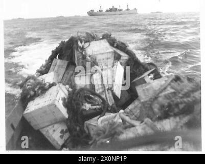 ITALIEN: FÜNFTE ARMYSUPPLIES FÜR ANZIO BRÜCKENKOPF - beladen und Richtung Küste, Bild zeigt Läden in einer Ente mit einem Liberty Schiff im Hintergrund. Fotografisches negativ, britische Armee Stockfoto