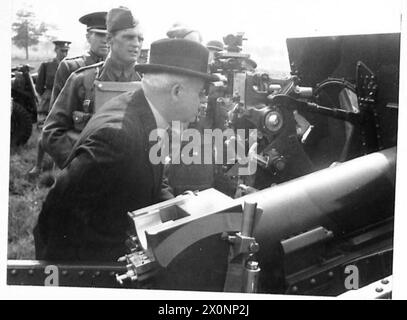 Der neuseeländische Premierminister, Mr. Fraser, inspiziert ein Feldgewehr während einer Tour durch das Southeast Command. Stockfoto