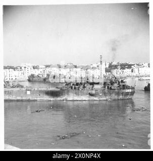 ITALIEN : FÜNFTE ARMYSUPPLIES FÜR ANZIO BRÜCKENKOPF - Ein Blick auf den Hafen von Anzio vom Mole fotografischen negativ, British Army Stockfoto