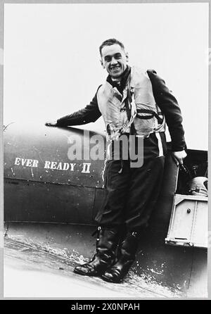 DIE POLNISCHE LUFTWAFFE IN GROSSBRITANNIEN, 1940-1947 - Geschwaderführer Wojciech Kołaczkowski von No. 303 Polnische Jagdgeschwader auf dem Flügel seines Spitfire VB namens „Ever Ready II“ (RF-K, BL670). Das Flugzeug, liebevoll bekannt als „Ever Ready Krysia (Christine)“, war für vier deutsche Flugzeuge bekannt. RAF Northolt, 17. März 1942. Das Flugzeug wurde von der Ever Ready Battery Company finanziert und trug drei verschiedene Namen: Wojtek (nach Kołaczkowski Vornamen), Krysia und Ever Ready II polnische Luftwaffe, polnische Luftwaffe, 303 'Kościuszko' Jagdgeschwader, Kołaczkowski, Wojciech Stockfoto