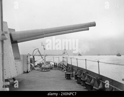 AN BORD DES ZERSTÖRERS HMS BEDUIN. SEPTEMBER 1941. - Die Zerstörer verlassen den Hafen in der Schlange Stockfoto