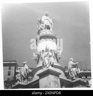 Die Christoph-Kolumbus-Statue in Genua wird während einer Gedenkfeier fotografiert und veranschaulicht das historische Gedenken. Stockfoto