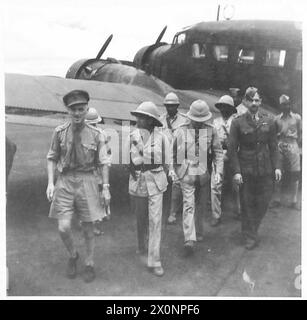 SZENEN IN UND UM ADDIS ABEBA SEIT DER ANKUNFT DES KAISERS - des Herzogs von Harrar, des Sohnes des Kaisers von Abessinien (zweiter von links) auf dem Flugplatz von Addis Abeba vor seiner Abreise nach Harrar. Fotografisches negativ, britische Armee Stockfoto