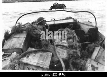 ITALIEN: FÜNFTE ARMYSUPPLIES FÜR DEN BRÜCKENKOPF ANZIO - nähert sich dem Ufer, mit 'Yello Beach' (Anzio) im Hintergrund. Fotografisches negativ, britische Armee Stockfoto