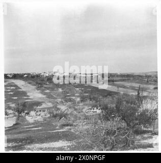 ITALIEN : 8. ARMYFRONT LINE VILLAGE - das Land zwischen den Grotten und San Nicola. Fotografisches negativ, britische Armee Stockfoto