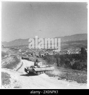 MIT DEN SCHWEREN PANZERN IN ZYPERN - Eine Panzerkolonne, die einem berühmten Kavallerie-Regiment gehört, das jetzt in Zypern stationiert ist, durchquert ein Dorf. Fotografisches negativ, britische Armee Stockfoto