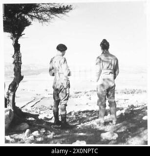 DIE ALLIIERTEN ARMEEN IM TUNESISCHEN FELDZUG, NOVEMBER 1942 bis MAI 1943 - Sergeant Penny, wahrscheinlich aus der 5. Feldgeschwader RE, britische 6. Panzerdivision, und Private Hill des 141. US Signal Corps, der auf einen Bezirk von Ain Tunga blickt, 3. Januar 1943 britische Armee, britische Armee, 1. Armee, 6. Panzerdivision, US-Armee Stockfoto