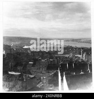 Allgemeine Ansicht von Belgrad mit abgerissenen Rangierbahnhöfen, Rauch und dem Fluss Save, der im Hintergrund die Donau verbindet. Stockfoto