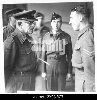 NORTH AFRICAINSPECTION VON DMS APHQ DES MEDIZINISCHEN DIENSTES : 1 PANZERDIVISION - Major General Cowell im Gespräch mit einem Korporal des M.I.Raumes der No.l Light Field Ambulance. Im Hintergrund ist Lieut. Oberst A.P. Trimbley, OC Nr. 1 leichter Feldwagen. Fotografisches negativ, britische Armee Stockfoto