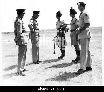 Das Foto zeigt Feldmarschall Alexander, der Pola besucht und Pipe Major J.R. Franklin und Bugle Major F.J. Taylor von der 1st London Irish Rifles Pipe Band auf dem Flugplatz vorgestellt wird, begleitet von Lieut. General Sir John Harding und Brigadier Scott-Elliott. Das Bild ist ein fotografisches negativ, das mit der britischen Armee in Verbindung gebracht wird. Stockfoto