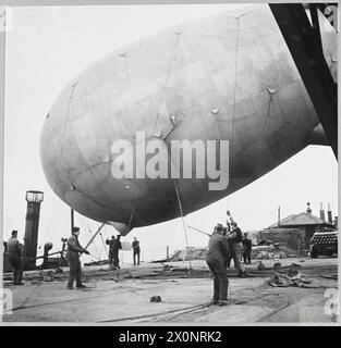 BALLONSCHUTZ FÜR KANALKONVOIS – für die Geschichte siehe CH.4940 Crews und Ausrüstung, die neben einem Ballonschiff ankommen. Fotografisches negativ, Royal Air Force Stockfoto