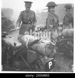 OBERBEFEHLSHABER HOME FORCESINSPECTS LIASON-REGIMENT - der C-in-C spricht mit einem Entsendereiter während seines Besuchs. Fotografisches negativ, britische Armee Stockfoto