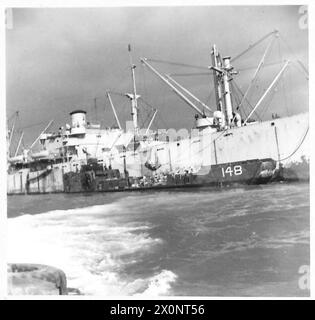 ITALIEN: FÜNFTE ARMYSUPPLIES FÜR ANZIO BRÜCKENKOPF - L.C.T. 148 wird vom Schiff Samuel Ashe - Liberty geladen. Fotografisches negativ, britische Armee Stockfoto