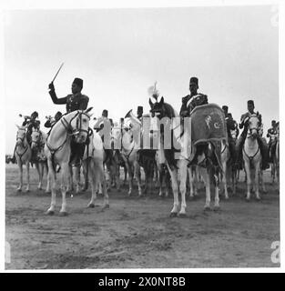 Eine berittene ägyptische Militärkapelle tritt während eines zeremoniellen vormarsches auf, der von König 'Abd al-'Aziz Ibn Saud beobachtet wurde. Stockfoto