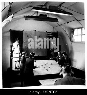 Innenansicht des Geschützbetriebs der 40 Anti-Aircraft Brigade mit Porträts von Kommandooffizieren, fotografiert von der britischen Armee. Stockfoto