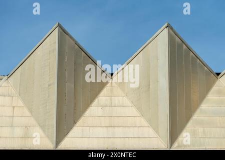 Abstrakte Linien und Kanten eines Gebäudes vor blauem Himmel. Stockfoto