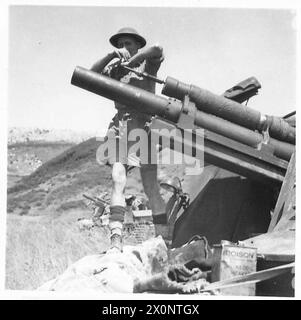 FÜNFTE ARMEE: BRITISCHE ARTILLERIE AN DER AMERIKANISCHEN FRONT – EIN MONTEUR VON 22/24 FD. Regiment R.A. passt die 105-mm-Kanone auf einen Priester an. Fotografisches negativ, britische Armee Stockfoto