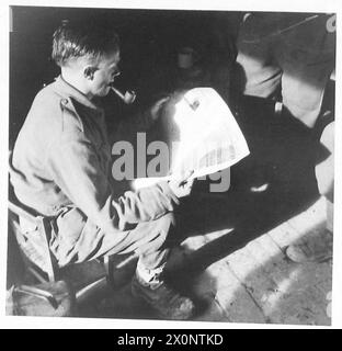 ITALIEN: 8. ARMYFRONT LINE VILLAGE - Pte. W. Manley von 111 Ford Park Road, Plymouth, liest die '8. Army News'. Fotografisches negativ, britische Armee Stockfoto