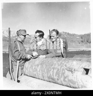 ALBANIEN: "HINTERZIMMER-JUNGS" VORNE - Captain Bishop überprüft die Läden mit einem Partisanen. Fotografisches negativ, britische Armee Stockfoto