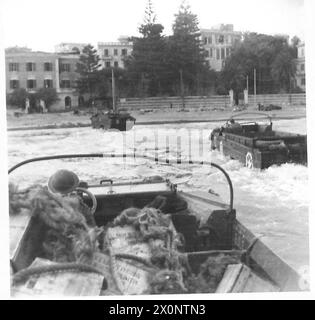 ITALIEN : FÜNFTE ARMYSUPPLIES FÜR ANZIO BRÜCKENKOPF - Loaded Ducks gehen an Land bei 'Yellow Beach' fotografisches negativ, British Army Stockfoto