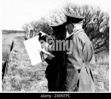 LORD GORT INSPIZIERT EINE ARTILLERIE-STRECKE - Lord Gort inspiziert ein Plan des Bereichs, fotografisches negativ, British Army Stockfoto