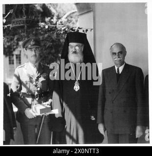 GRIECHISCHER PREIS FÜR GENERAL SCOBIE - nach der Zeremonie Lieut. General Scobie, Archibischof Damaskinos und General Plastiras posieren für die Kamera auf dem Balkon der Regency. Fotografisches negativ, britische Armee Stockfoto