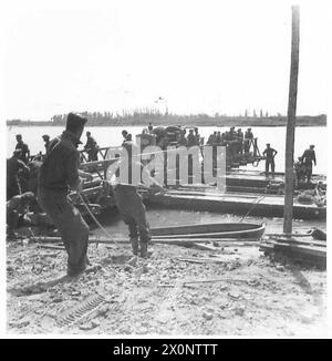 ACHTE ARMEE : ÜBERQUERUNG DES FLUSSES Po - Ein Floß der Klasse 40 fährt einen Bulldozer über den Fluss Po fotografisches negativ , British Army Stockfoto