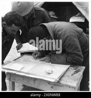 VERSCHIEDENE BILDER AUS DER westlichen WÜSTE - der Maori-Geheimdienstoffizier einer N.Z.-Brigade, die auf dem Schlachtfeld arbeitet. Fotografisches negativ, britische Armee Stockfoto