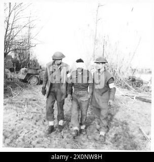 ITALIEN: FÜNFTER ARMYCROSSING DES FLUSSES GARIGLIANO - Ein Sapper, der von einer Mine, die er mit einem Bajonett probierte, im Gesicht verwundet wurde. Fotografisches negativ, britische Armee Stockfoto