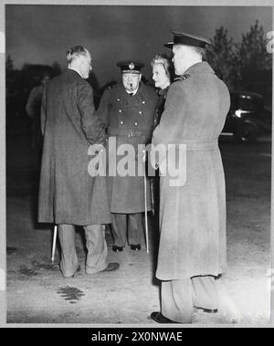 HERR CHURCHILL KEHRT ZURÜCK – der Premierminister Winston Churchill kehrte am Sonntag, den 22. Oktober 1944, nach seinem Besuch in Moskau nach Großbritannien zurück. Das Bild (ausgestellt 1944) zeigt: Der Premierminister spricht mit Lord Swinton, Minister für Zivilluftfahrt. Mrs. Churchill hat ihren Mann kennengelernt. Fotografisches negativ, Royal Air Force Stockfoto