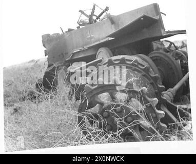 MAI 1943 ... WEITER NACH TUNIS - die Überreste eines deutschen Panzers Mk 6, der von einem 17-Pfünder-Killer ausgeschlagen wurde. Fotografisches negativ, britische Armee Stockfoto