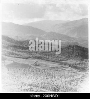 5. ARMEE: DIVERSE - (vereinigt) die feindseligen Hügel auf der linken (westlichen) Flanke der 6. S.A.-Panzerdivision. Diese Berggipfel werden oft von Wolken verborgen. Fotografisches negativ, britische Armee Stockfoto