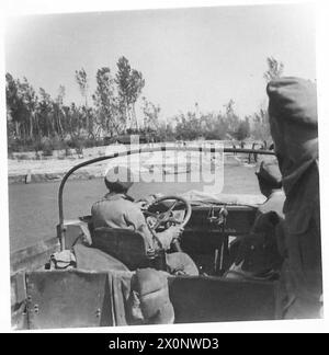 ACHTE ARMEE : ÜBERQUERUNG DES FLUSSES Po - die DUKW mit dem Kameramann nähert sich dem Nordufer des PO Photographic negative , British Army Stockfoto