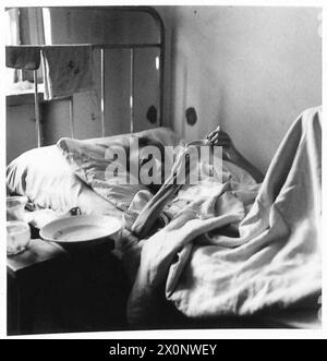 EVAKUIERUNG DEUTSCHER KZ-HÄFTLINGE NACH SCHWEDEN - Mikołaj Gromstenski (?), ein polnischer Junge von 12 Jahren, der an Tuberkulose leidet, liegt im ständigen Flügel des Krankenhauses, zu krank, um die Reise nach Schweden fortzusetzen. Sein Haus ist in Łódź und er war sechs Monate in Belsen. Die schwedische Regierung erklärte sich bereit, 10 000 ehemalige Häftlinge von Belsen, Buchenwald und anderen deutschen Konzentrationslagern nach Schweden zu reisen und dort für einen Zeitraum von sechs Monaten zur Erholung zu bleiben. In der Zwischenzeit versuchte die UNRRA, die Rückkehr in ihre Heimatländer zu arrangieren. Sie kamen aus Belsen in die Cambrai-Kaserne in Lübeck, Deutschland. Stockfoto