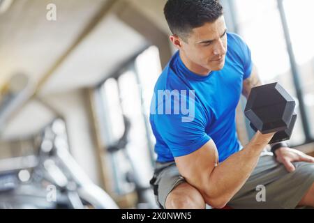 Mann, Gewichtheben und Kraft im Fitnessstudio für Fitness mit Kurzhantel, Workout Herausforderung oder starke Muskeln. Bodybuilder, Profisportler und Training für Stockfoto