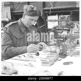 ITALIEN: ACHTE ARMEE: REME-SERIE – kleiner Mechanismus, der reparaturbedürftig ist, wird von Sgt. F.J. Elliot, Green Farm, Newbold, Chesterfield, Derby verwaltet. Fotografisches negativ, britische Armee Stockfoto