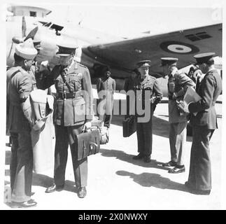 C-IN-C's TOUR DURCH DIE 10. ARMEE - die C-in-C am Flughafen Basra. Fotografisches negativ, britische Armee Stockfoto