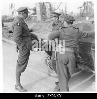 ITALIEN: ACHTER ARMYGENERAL LEESE BESUCHT ARTILLERIESTANDORTE: General Leese (links), Brigadier Tyler (zurück zur Kamera) und Major General Vokes. Fotografisches negativ, britische Armee Stockfoto