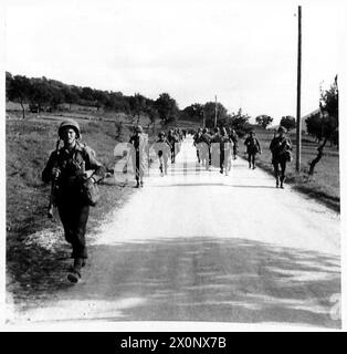 ITALIEN : FÜNFTE ARMYAMERICAN-FRONT - auf der Straße von Capriati bis zur Flussüberquerung, die die Infanterie-Pass-Männer entlasten, die aus der Linie kommen, um sich auszuruhen. Fotografisches negativ, britische Armee Stockfoto