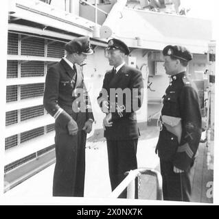 BRITISCHE MARINEOFFIZIERE INSPIZIEREN DEUTSCHE KREUZER – Ein britischer Marineoffizier wird von einem deutschen Marineoffizier um das Schiff geführt. Fotografisches negativ, britische Armee, 21. Armeegruppe Stockfoto