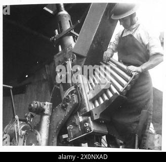 AUF Einem PROOF-BEREICH - Eine Bofors-Waffe wird in die Hintern geschossen. Laden der Granaten in eine Bofors-Waffe, während sie getestet wird. Fotografisches negativ, britische Armee Stockfoto