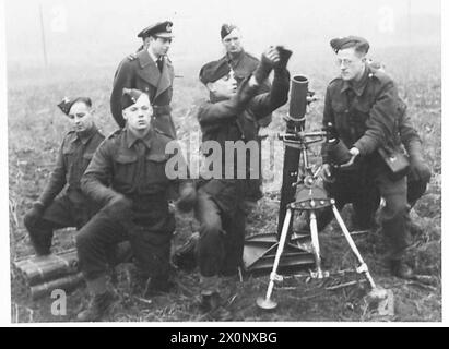 DER DUKE OF KENT IN SCHOTTLAND – während der Inspektion sah der Duke of Kent Truppen, die einen 3' Grabenmörser trainierten. Fotografisches negativ, britische Armee Stockfoto