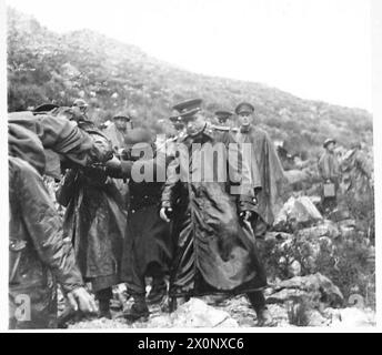 ITALIEN: FÜNFTER ARMYTHE ANGRIFF AUF DEN BERG CAMINO - drei russische Generäle besuchten unsere Truppen auf dem Mt. Camino und werden gesehen, wie verletzte Männer auf der Bergbahn vorbeifahren und mit der Brigadebrigade der Garde sprechen. Fotografisches negativ, britische Armee Stockfoto