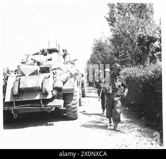 ACHTE ARMEE : ÜBERQUERUNG DES FLUSSES Po - Infanterie und Panzer drängen in Richtung des Flusses Po fotografisches negativ , British Army Stockfoto