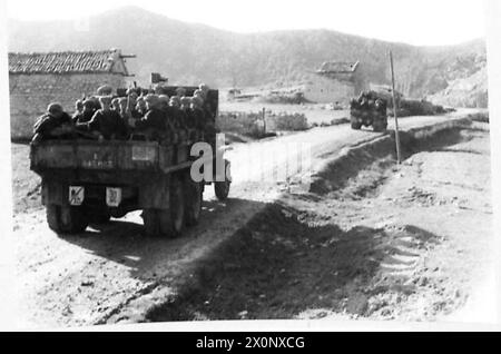 ITALIEN : FÜNFTE ARMYFRENCH-TRUPPEN IN ITALIEN - Eine Gruppe von Goumiers hält im Konvoi auf dem Weg zur Front, wo sie auf der rechten Flanke der Amerikaner kämpfen werden. Der Konvoi fährt los. Fotografisches negativ, britische Armee Stockfoto