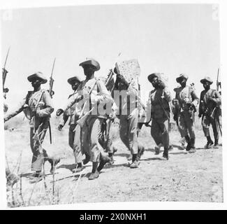 DIE WESTAFRIKANISCHE GRENZSTREITKRÄFTE AN DER KENIANISCH-ITALIENISCHEN GRENZE SOMALILAND, die den Stein nach der Entfernung abschleppten. Fotografisches negativ, britische Armee Stockfoto