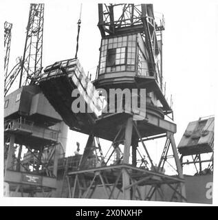 Compo-Pakete werden in ein Schiff geladen, um die Truppen mit Rationen und Notwendigkeiten zu versorgen. Stockfoto