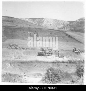 FÜNFTE ARMEE: BRITISCHE ARTILLERIE AN DER AMERIKANISCHEN FRONT - Priest Guns feuern auf Route 6 von einem Tal aus - 1,5 km von ARtena. Fotografisches negativ, britische Armee Stockfoto