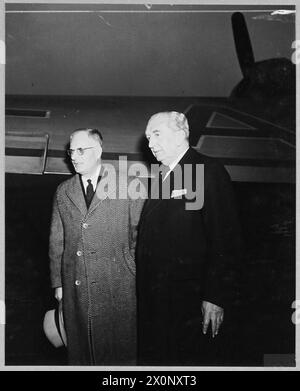 CURTAIN KOMMT ZUR EMPIRE-KONFERENZ IN ENGLAND AN - für die Geschichte siehe CH.12913 Mr. Curtin (links) mit Mr. S.M. Bruce, dem Hochkommissar für Australien, der ihn bei seiner Ankunft begrüßte. Fotografisches negativ, Royal Air Force Stockfoto