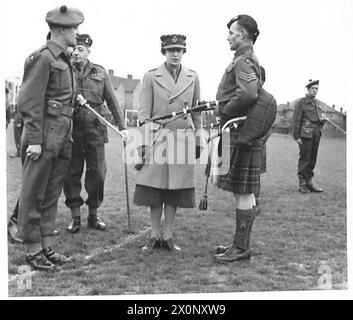 BESUCH DER PRINZESSIN ROYAL BEI Einem BATAILLON DES FLACHLANDREGIMENTS - der Prinzessin Royal bei der Inspektion der Pipe Band. Fotografisches negativ, britische Armee Stockfoto